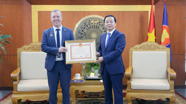 Trao Kỷ niệm chương Vì sự nghiệp Tài nguyên và Môi trường cho Đại sứ Vương quốc Anh tại Việt Nam