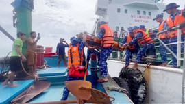 4 thuyền viên được cứu sống và đang đưa về đất liền để cấp cứu