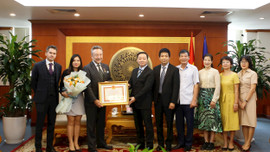 Trao Kỷ niệm chương “Vì sự nghiệp Tài nguyên và Môi trường” cho Đại sứ Cộng hòa Séc tại Việt Nam