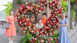 Hàng nghìn bông hoa sen và lời yêu thương được trao lan toả nhân mùa Vu Lan
