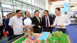 Phó Thủ tướng Lê Văn Thành tham quan Triển lãm thành tựu ngành TN&MT hướng đến Kỷ niệm 20 năm thành lập Bộ TN&MT