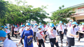 Học sinh, giáo viên và người dân vùng ven biển Quảng Nam tham gia diễn tập ứng phó sóng thần, đa thiên tai