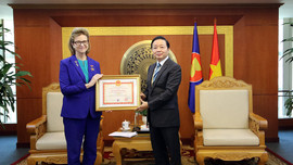 Trao Kỷ niệm chương Vì sự nghiệp Tài nguyên và Môi trường cho Trưởng đại diện UNDP tại Việt Nam