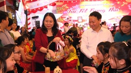 Phó Chủ tịch nước Võ Thị Ánh Xuân vui Tết Trung thu với học sinh tỉnh Yên Bái