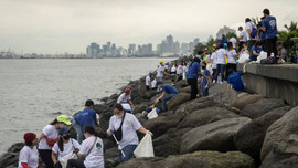 Hàng trăm tình nguyện viên tham gia làm sạch bờ biển ở Philippines