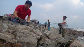 Hà Tĩnh: Huy động lực lượng gia cố tuyến kè biển trước diễn biến của bão số 4