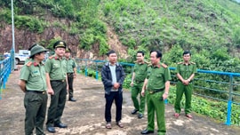 Công an, biên phòng Quảng Trị và Thừa Thiên – Huế giúp dân chống bão Noru
