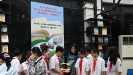 Trưng bày sách, báo kỷ niệm 68 năm Ngày Giải phóng Thủ đô
