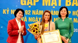 VĐV Thanh Vũ nhận Bằng khen của Hội Liên hiệp phụ nữ Việt Nam