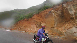 Bình Định: Mưa lớn gây sạt lở, khẩn cấp di dời dân