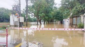 Nước lũ vây quanh Thừa Thiên – Huế, hàng ngàn ngôi nhà ngập sâu