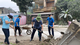 Bí thư Huyện uỷ Yên Bình cùng gần 400 cán bộ, người dân ra quân vệ sinh môi trường