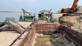 Hà Nội bắt giữ đối tượng khai thác cát trái phép tại huyện Ba Vì
