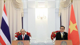 Chủ tịch nước Nguyễn Xuân Phúc và Thủ tướng Thái Lan đồng chủ trì họp báo