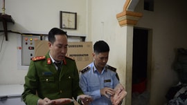 Cảnh sát môi trường xử lý nghiêm thực phẩm bẩn cận Tết Dương lịch