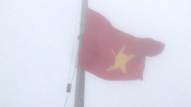 Lào Cai: Lễ thượng cờ thiêng liêng trên đỉnh núi Fansipan