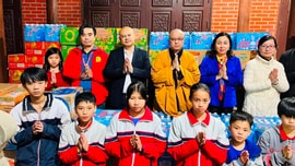 Báo Tài nguyên và Môi trường trao tặng quà Tết cho trẻ em mồ côi tại chùa Thịnh Đại, huyện Kim Bảng, tỉnh Hà Nam