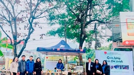 Gian hàng Trái tim xanh kết hợp thu gom rác thải nhựa
