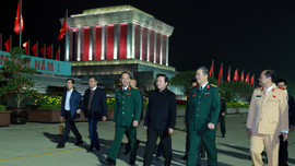 Phó Thủ tướng Trần Hồng Hà thăm, chúc Tết các lực lượng ứng trực đêm Giao thừa