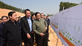 Thủ tướng kiểm tra, đôn đốc dự án cao tốc Tuyên Quang-Phú Thọ, chúc Tết công nhân và người dân khu tái định cư