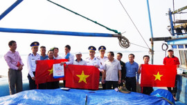 Cảnh sát biển tuyên truyền chống khai thác thủy sản bất hợp pháp cho ngư dân Quảng Trị