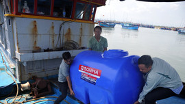 Ngư dân Phú Yên hân hoan nhận bồn chứa nước ngọt phục vụ đi biển
