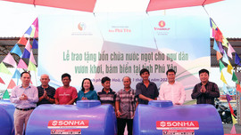 Báo TN&MT trao tặng 200 bồn chứa nước ngọt cho ngư dân TP Tuy Hoà vươn khơi bám biển