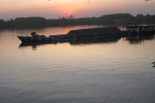 Cát tặc trên sông Đồng Nai: Đe dọa người dân thách thức chính quyền