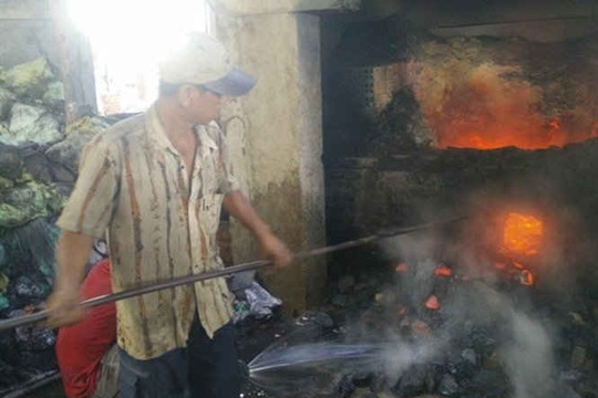 Dân khốn đốn vì hít khí độc: "Bán mạng" nấu chì từ bình ắc quy cũ