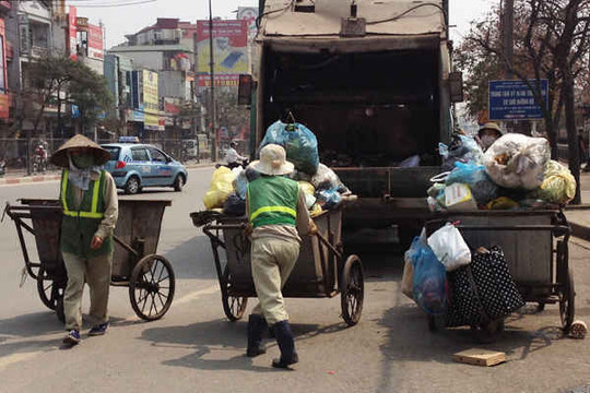 Hà Nội: Xe rác lấn chiếm lòng đường vào giờ cao điểm