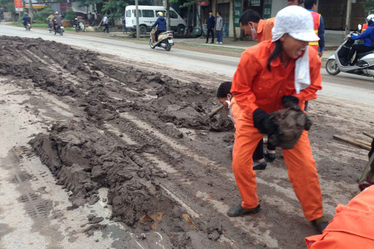 Hoài Đức (Hà Nội): Phế thải bùn đất rơi vãi gần 1 km