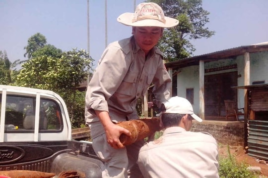 Quảng Trị: Phát hiện kho đạn pháo khi tìm hài cốt trong vườn cà phê