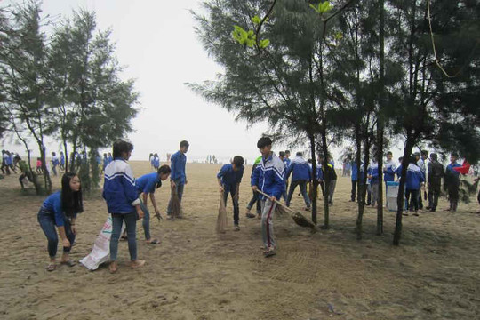 Đoàn thanh niên Sầm Sơn ra quân dọn vệ sinh môi trường
