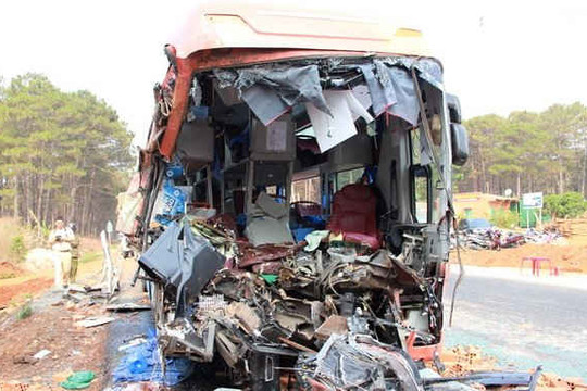 Đắk Lắk: Xe khách tông trực diện xe tải, gần 20 người thương vong