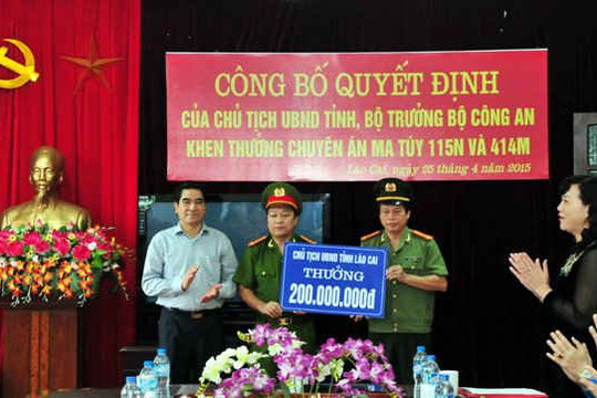 Chủ tịch tỉnh Lào Cai thưởng nóng 200 triệu đồng cho lực lượng phá án vụ vận chuyển trái phép 227 bánh hêrôin