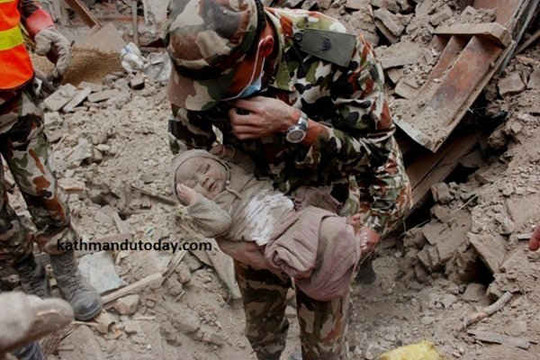 Động đất Nepal: Cậu bé 4 tháng tuổi sống sót thần kỳ sau 22 giờ bị chôn vùi