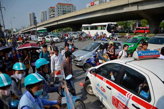 Giao thông hỗn loạn trước cổng bến xe Mỹ Đình