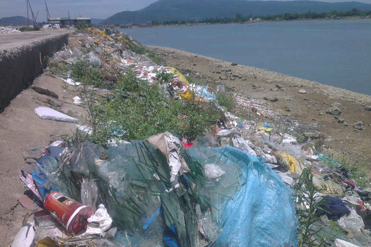 Cảng cá Lạch Bạng (Thanh Hóa): Báo động ô nhiễm môi trường
