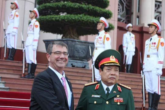 Bộ trưởng Phùng Quang Thanh đón chính thức Bộ trưởng Quốc phòng Mỹ