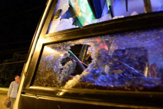 Gia Lai: Nhóm côn đồ ném vỡ kính và tấn công nhà xe