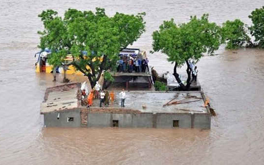 Ấn Độ: Mưa gió mùa gây ra lũ lụt, tàn phá bang Gujarat