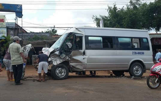 Ô tô con và xe khách đối đầu, 2 người chết, 1 người bị thương nặng