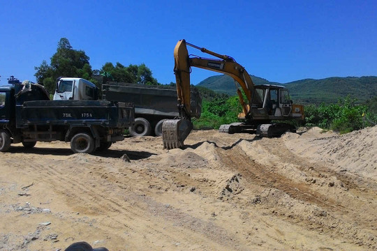 Thừa Thiên - Huế:  Tràn lan bãi cát sỏi tự phát
