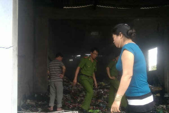Phú Yên: Lửa thiêu rụi kho hàng tạp hóa
