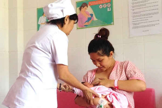 Tập huấn kiến thức nuôi con bằng sữa mẹ cho 1.000 nhân viên y tế