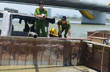Đà Nẵng: Bắt giữ ghe hút cát trộm trên sông Vĩnh Điện