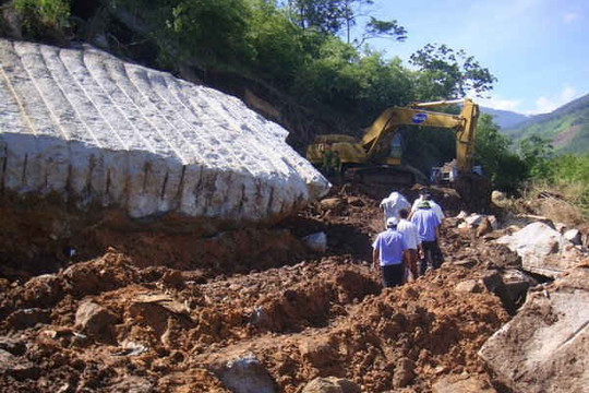 Đắk Lắk: Sạt lở mỏ đá, 4 công nhân thương vong