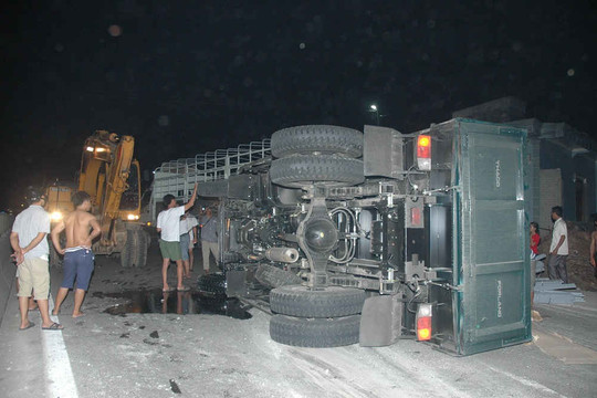 Nghệ An: Lật xe tải, gần 10 tấn thép đổ ra gây tắc đường
