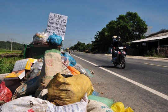 Dân chặn xe rác vì lo ô nhiễm, rác lại chất đầy đường