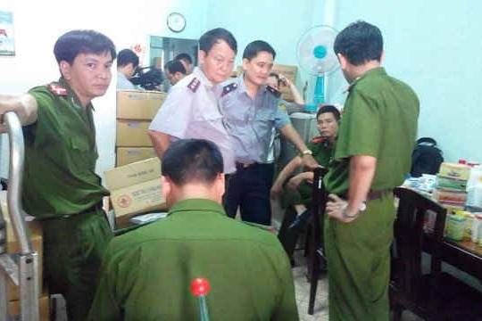 Cảnh sát môi trường phối hợp triệt phá cơ sở sản xuất thuốc thú y chui
